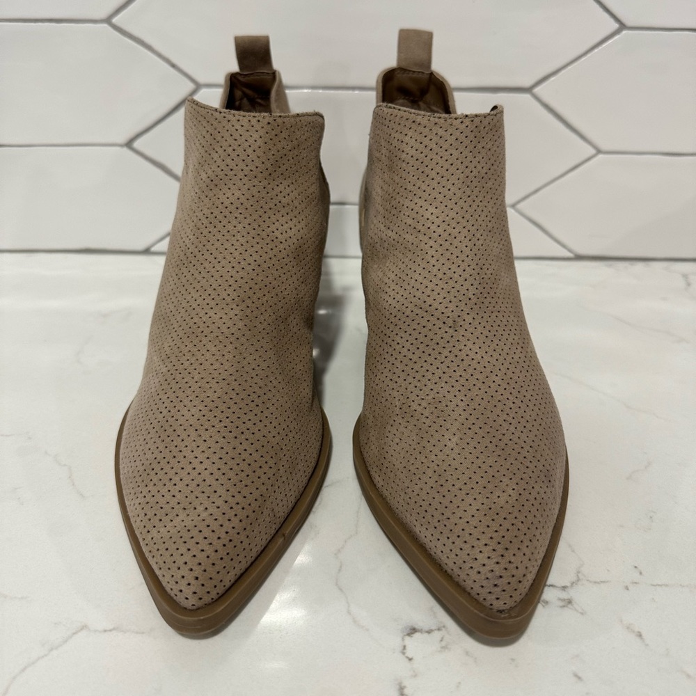 Tan women’s shoe by Universal Thread size 7.5.